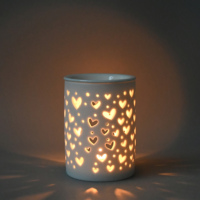 Brûleur d'huiles essentielles en céramique blanche en gros avec un design creux en forme de cœur pour diffuseur de parfum d'intérieur