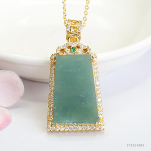 Pendentifs <span class=keywords><strong>en</strong></span> <span class=keywords><strong>jade</strong></span> de Birmanie naturel sculptés à la main Pendentifs <span class=keywords><strong>en</strong></span> jadéite plaqué <span class=keywords><strong>or</strong></span> Pendentifs carrés <span class=keywords><strong>en</strong></span> <span class=keywords><strong>jade</strong></span> du Myanmar pleins de zircon - Product Image 1