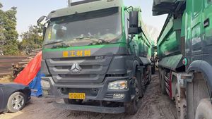 Camion à benne basculante d'occasion en vente, HOWO 8*4, prix bas, excellent rendement, camion à benne basculante d'occasion HOWO à vendre - Product Image 5