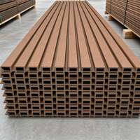 Panneau mural WPC co-extrudé ASA Board Premium, grain de teck, ignifuge, pour revêtement de façade de villa de luxe, décoration extérieure, projets hôteliers