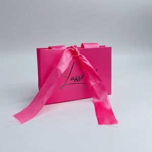 Bolsas de Regalo de Papel Rosa Intenso Personalizadas con Impresión en Lámina Plateada y Lazo de Cinta Rosa - Bolsas de Compras de Lujo para Marcas de Belleza y Pestañas - Product Image 6