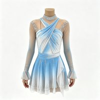 Robe de patinage artistique bleu et blanc dégradé pour enfants et adultes, avec manches longues évasées en maille et jupe ornée de strass, idéale pour la compétition et les spectacles.