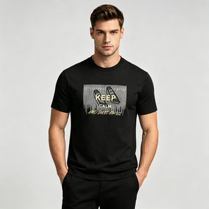 T-Shirt 100% Cotone con <span class=keywords><strong>Stampa</strong></span> Grafica e <span class=keywords><strong>Tipografia</strong></span> Audace, Manica Corta per Uomo, OEM/ODM Personalizzabile, Logo Personalizzato, Produzione in Piccoli Lotti, Vendita all'Ingrosso - Product Image 2