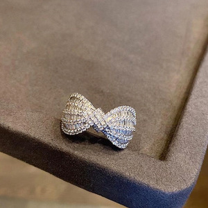 Anello a Forma di Fiocco, Design Minimalista, Anello da Dito per Donne - Product Image 1