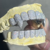 Couvre-dents personnalisés haut de gamme en argent S925 plaqué rhodium, avec logo, coupe classique Cœurs et Flèches, entièrement sertis de Moissanite, unisexe