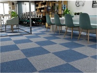 Dalles de moquette carrées 50x50 en polypropylène avec support bitumé, à poils ras modernes pour revêtements de sol d'hôtels et de bureaux