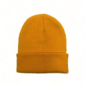 Gorros de Invierno Personalizados al por Mayor, Gorros de Color Sólido con Forro de Satén Acrílico y Logotipo Bordado - Product Image 6