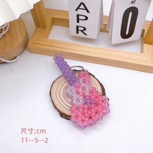 พวงกุญแจพลาสติกสำหรับเด็ก อุปกรณ์ตกแต่งกระเป๋านักเรียน ลูกปัดอะคริลิกใสทรงเหลี่ยม งานแฮนด์เมดน่ารัก รูปกีตาร์ พวงกุญแจรูปรถ สำหรับคนรักดนตรี - Product Image 4