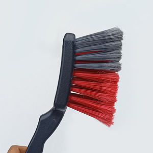 แปรงทำความสะอาดยางรถยนต์ของฟรีด แปรงทรงสี่เหลี่ยมสีแดงและสีดำสำหรับทำความสะอาดดุมล้อ วัสดุ ABS - Product Image 1