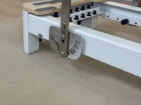 Machine de Pilates Reformer pliable en aluminium blanc, avec barre de repose-pieds réglable, pour entraînement commercial de fitness de haute qualité
