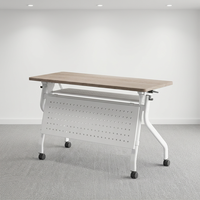 Table de formation pliable moderne avec roulettes, plateau en bois grainé, écran métallique perforé, étagère de rangement mobile en acier, bureau extensible