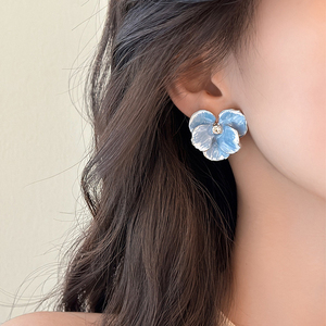 Boucles d'oreilles clous élégantes bleues à fleurs, style luxe léger, pour femme, avec strass, en métal, pour mariage et soirée - Product Image 1