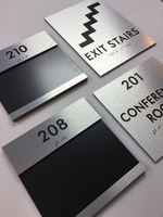 Panneaux de toilettes braille ADA personnalisés, plaques de nom de chambre d'hôtel personnalisées avec éclairage néon, étiquettes de porte en acrylique pour entreprises