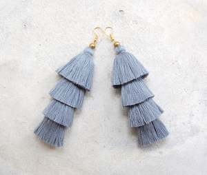 Pendientes de borlas grises neutros de cuatro niveles hechos a mano - Product Image 1