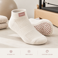 Chaussettes de Pilates à grip avec patch logo, blanches, coupe basse, grip rose, semelle intégrale pour studio, sourcing en gros, développement tricoté, inspection qualité