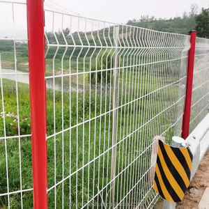 Clôture en treillis soudé 3D à mailles triangulaires, clôture de sécurité à pliage en V haute rigidité pour sites industriels - Product Image 1