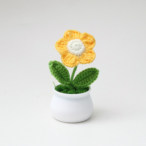 Bouquet di Rose Mini Carine all'Ingrosso, Decorazione da Scrivania per il Supporto Emotivo, Giocattolo Fatto a Mano all'Uncinetto in Vaso per Casa e Ufficio - Product Image 4