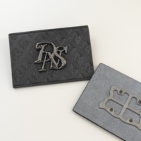 Étiquettes personnalisées en cuir véritable, patch métallique, logo 3D en relief pour vêtements, jeans, sacs, accessoires de couture, vente en gros OEM