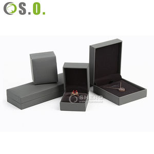Caja de Joyería Cuadrada Gris de Piel Sintética PU, con Logotipo Personalizado, para Anillos de Boda, Pendientes y Joyas, en Oferta - Product Image 3