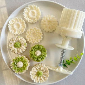 Outils de cuisson et de pâtisserie 50g 8 pièces ensemble de moules à gâteau de lune presse à main à motif <span class=keywords><strong>Sakura</strong></span> antiadhésif idéal pour la fabrication de pâtisserie au Festival de la mi-automne - Product Image 2