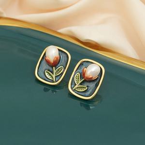 Boucles d'oreilles clous en forme de fleur de lys en perles d'eau douce de style chinois exquis, design haut de gamme 'goutte d'huile' pour femmes - Product Image 1