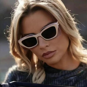 Lunettes de soleil œil de chat pour femme ZT-86607, monture PC blanche C2, protection UV400, pare-soleil de classe 2 pour un look tendance - Product Image 1