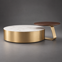 Ensemble de 2 tables basses gigognes WYRAX pour hall d'hôtel, avec plateau aspect marbre et noyer sur bases métalliques sculpturales