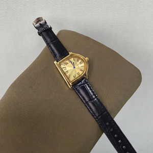 Reloj de Cuarzo para Mujer CILOA, Diseño Retro en Forma de Barril, Esfera con Números Romanos, Correa de Cuero, Reloj de Pulsera Analógico para Uso Diario - Product Image 4