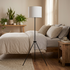 Lámpara de pie de metal con trípode de latón AK en polvo negro con acabado increíble pieza para decoración de hoteles y restaurantes - Product Image 1
