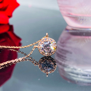 Collana Minimalista con Ciondolo a Rosa per Donne, Elegante Catena da Indossare Quotidianamente - Product Image 5