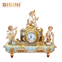 Ensemble complet de reproduction d'artefacts baroques de luxe, bronze orné, porcelaine verte, horloge de table en forme d'éléphant et chandeliers assortis