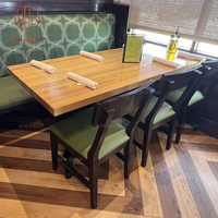 Ensemble de mobilier de café en bois naturel, tables et chaises en tissu vert foncé minimalistes pour café et restaurant