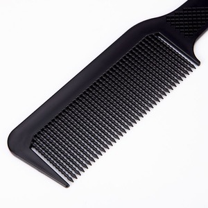 <span class=keywords><strong>Peigne</strong></span> en forme antistatique en fibre <span class=keywords><strong>de</strong></span> carbone du <span class=keywords><strong>coiffeur</strong></span> <span class=keywords><strong>professionnel</strong></span> utilisation <span class=keywords><strong>de</strong></span> salon <span class=keywords><strong>peigne</strong></span> commun ionique avec poignée en plastique - Product Image 5