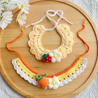 Écharpe tricotée à la main pour animaux de compagnie 2026, collier brodé de fleurs pour chat, bavoir pour chien, prête à être expédiée, faible MOQ, accessoires pour animaux de compagnie