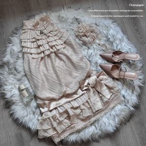 Ensemble deux pièces vintage rétro pour le printemps : haut court en dentelle à col licou avec nœud papillon et jupe courte moulante violette au-dessus du genou + jupe à volants - Product Image 3