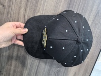Gorra de Béisbol Deportiva de Gamuza Negra de Lujo con Pedrería, Bordado a Mano, Diseño Personalizado con Patrón Cruzado e Imagen en Relieve para Hombre y Mujer
