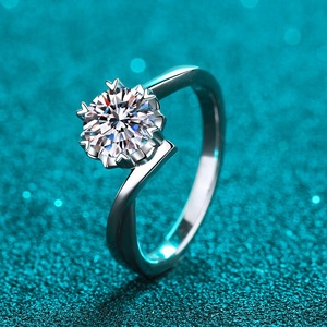 Bague solitaire en moissanite 1CT/2CT, argent sterling 925 plaqué rhodium, taille brillante, sertie pavé, bijoux de fiançailles pour femmes - Product Image 1