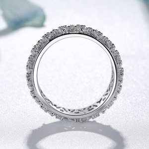 Anello a fascia con pavé completo da donna, gioiello da dito di tendenza stile street - Product Image 4