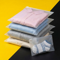 Sac de vêtement en PE mat avec fermeture éclair et aération pour l'expédition de vêtements, pochette d'emballage professionnelle pour la vente au détail