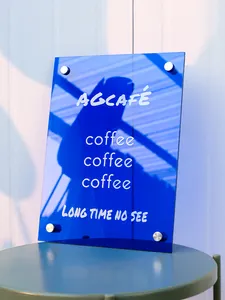 Cartellone personalizzato semi trasparente blu acrilico Klein, logo del negozio, decorazione della parete di sfondo del negozio di celebrità in internet