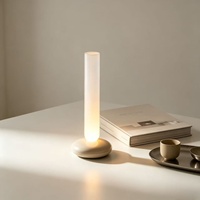 Lampe de table portable rechargeable de style minimaliste nordique, veilleuse créative pour chevet, lampe d'ambiance pour le camping et la décoration de table à manger