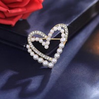Broche de perlas de doble capa con forma de corazón, elegante pin de solapa, accesorio versátil para abrigos, trajes y vestidos, con alfiler de seguridad antideslizante para mujer