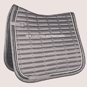 Tapis de selle hybride en mousse à mémoire de forme pour l'équitation, avec distribution de la pression, surface antidérapante et doublure technique respirante - Product Image 1