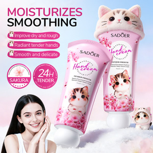 Lotion pour les <span class=keywords><strong>mains</strong></span> à l'extrait de fleurs de cerisier et à la niacinamide avec un parfum floral longue durée - Product Image 4