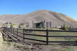 Pagar Kuda PVC Ramah Lingkungan Mudah Dipasang Warna Hitam 6 kaki Tiga Rel untuk Penggunaan Pertanian Anti Rusak dan Anti Tikus - Product Image 3