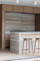 Meubles de cuisine VERMONHOUZZ sur mesure en bois clair avec îlot en travertin et design minimaliste pour cuisine