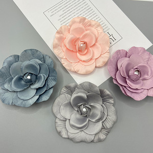 Broche Fleur de Camélia en Tissu Faite à la Main pour Femme, Usage Quotidien, Centre en Perle, Accessoire Floral 3D - Product Image 3