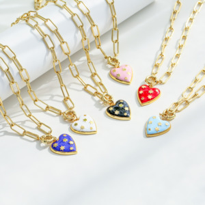 Vente en gros de bijoux vintage Collier à pendentif cœur en acier inoxydable plaqué or 18 carats étanche en laiton émaillé - Product Image 1