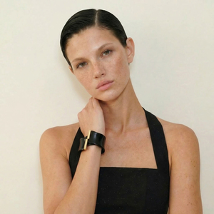 Mchic 2329 Faible MOQ Chic <span class=keywords><strong>Bracelet</strong></span> Large en Résine Acrylique <span class=keywords><strong>Torsadé</strong></span> en Acier Inoxydable Plaqué <span class=keywords><strong>Or</strong></span> 18K pour Bijoux de Vacances - Product Image 3