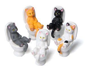 Figurine en résine de chat mignon assis sur les toilettes, pour la décoration de la maison, du jardin, de la voiture, de l'<span class=keywords><strong>aquarium</strong></span>, des gâteaux, et comme <span class=keywords><strong>miniature</strong></span> DIY pour maison de poupée - Product Image 2